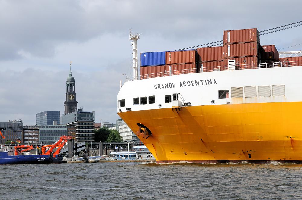 8973 RoRo Schiff GRANDE ARGENTINA vor den St Pauli Landungsbruecken | Bilder von Schiffen im Hafen Hamburg und auf der Elbe